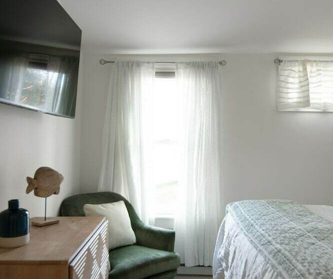 Cozy Lakeshore Cottage