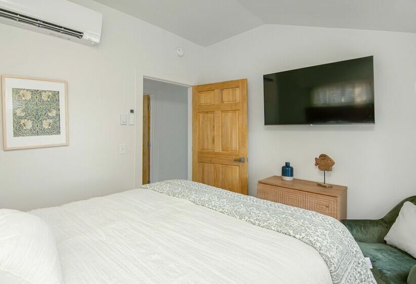 Cozy Lakeshore Cottage