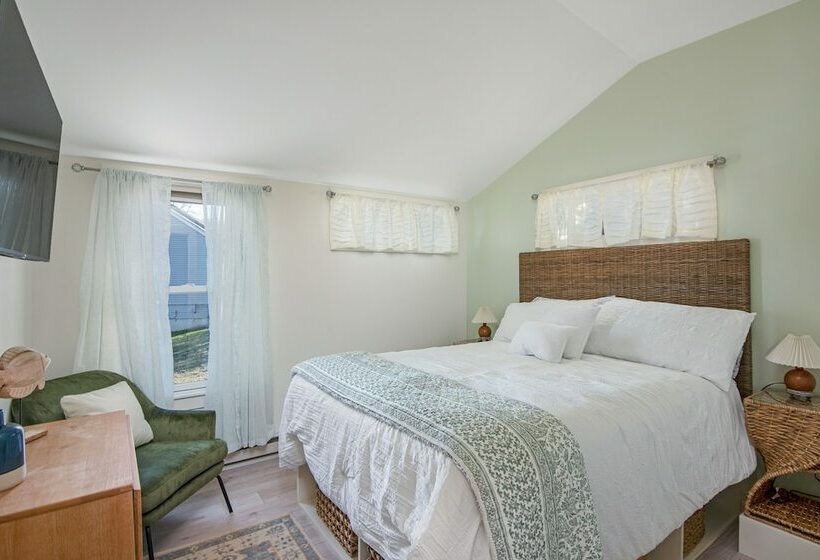 Cozy Lakeshore Cottage