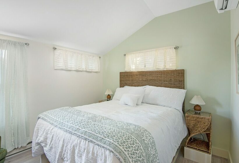 Cozy Lakeshore Cottage