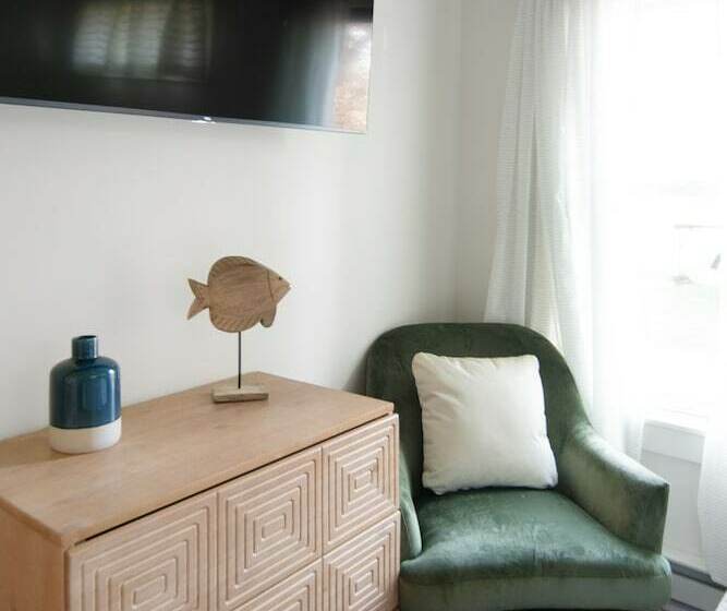 Cozy Lakeshore Cottage