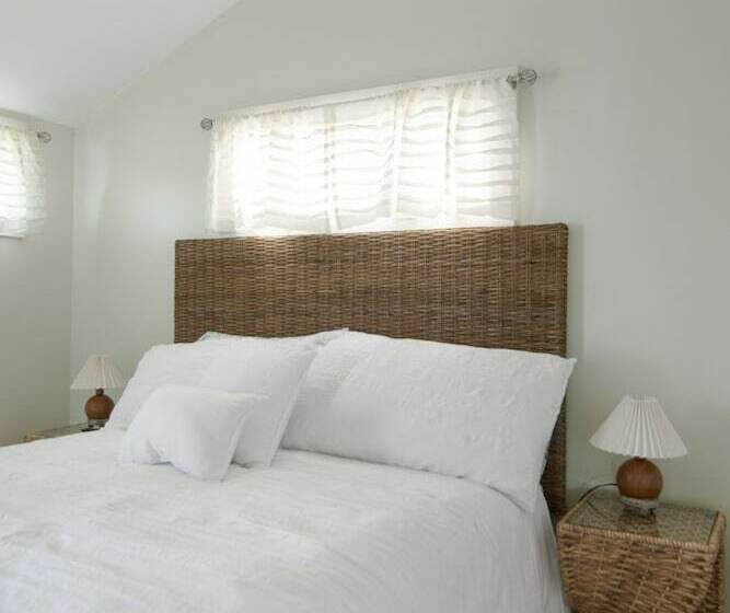 Cozy Lakeshore Cottage