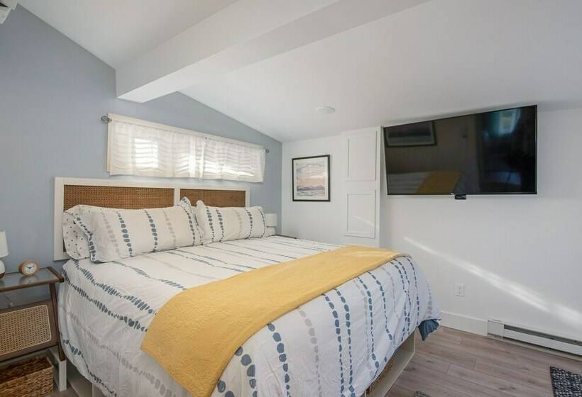 Cozy Lakeshore Cottage