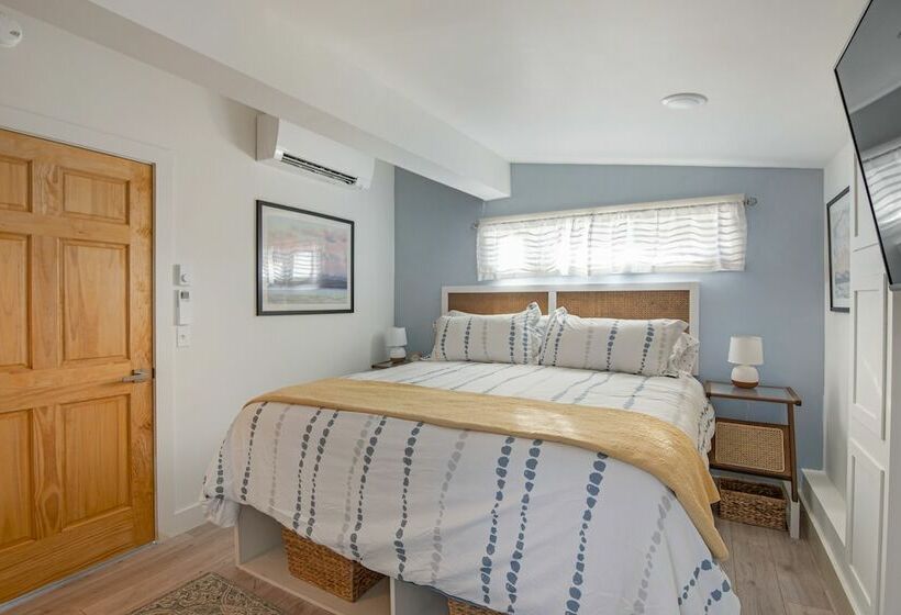 Cozy Lakeshore Cottage