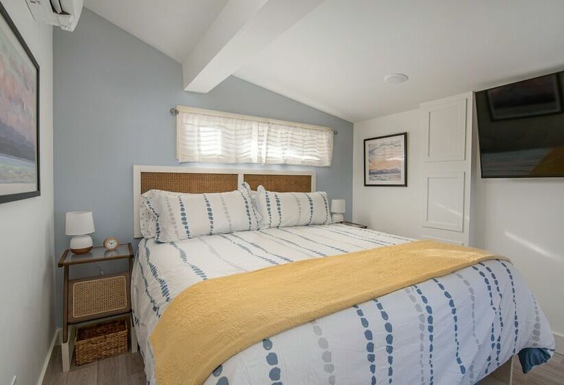 Cozy Lakeshore Cottage