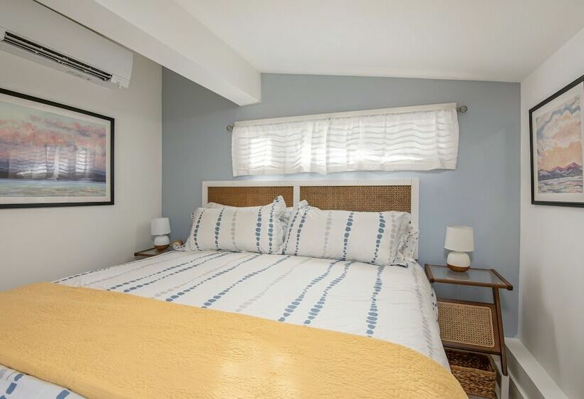 Cozy Lakeshore Cottage