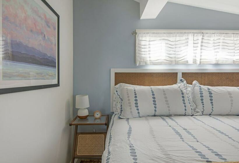 Cozy Lakeshore Cottage