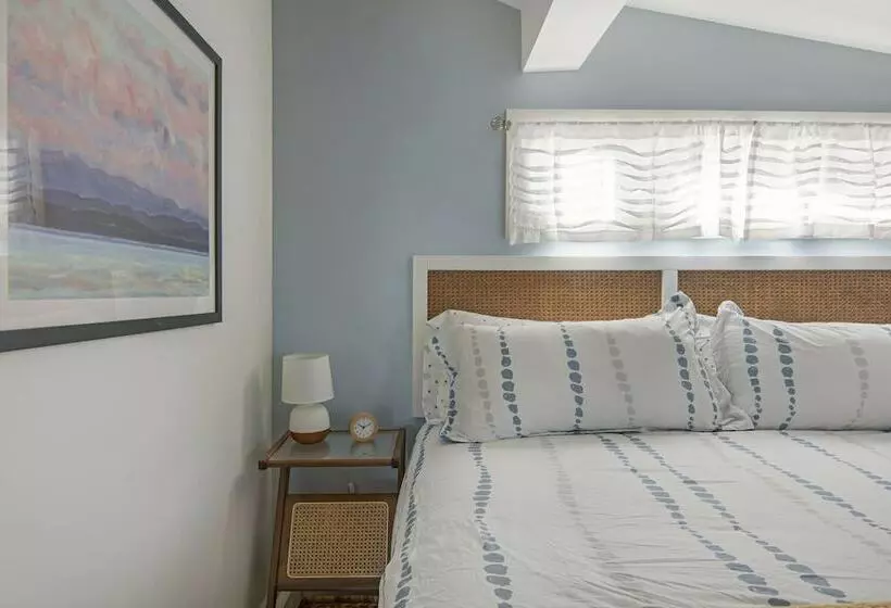 Cozy Lakeshore Cottage