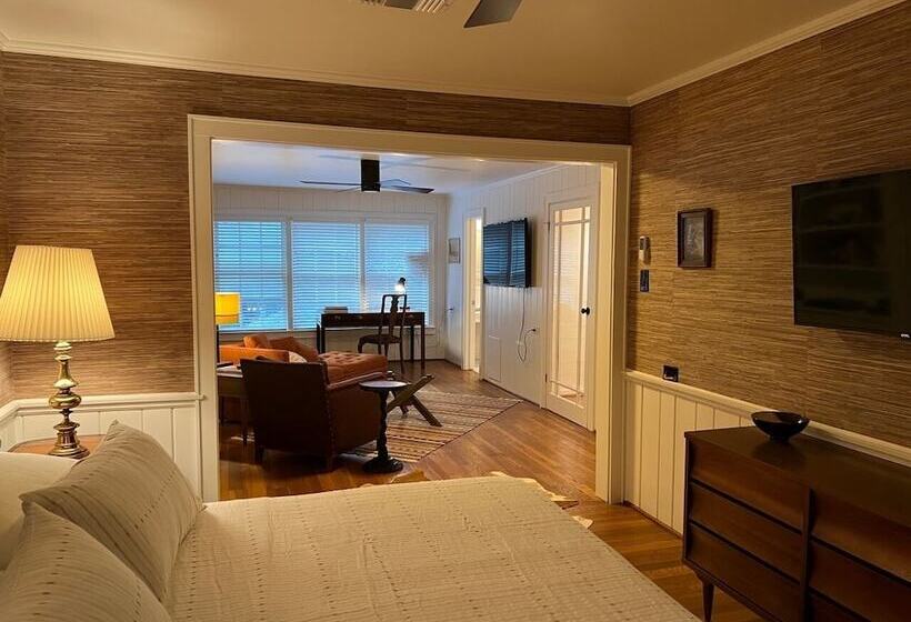 La Pension Nacogdoches