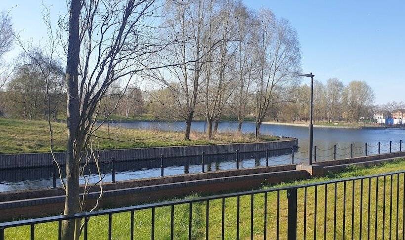 Резиденция Luxury Small Cozy House With Lake View