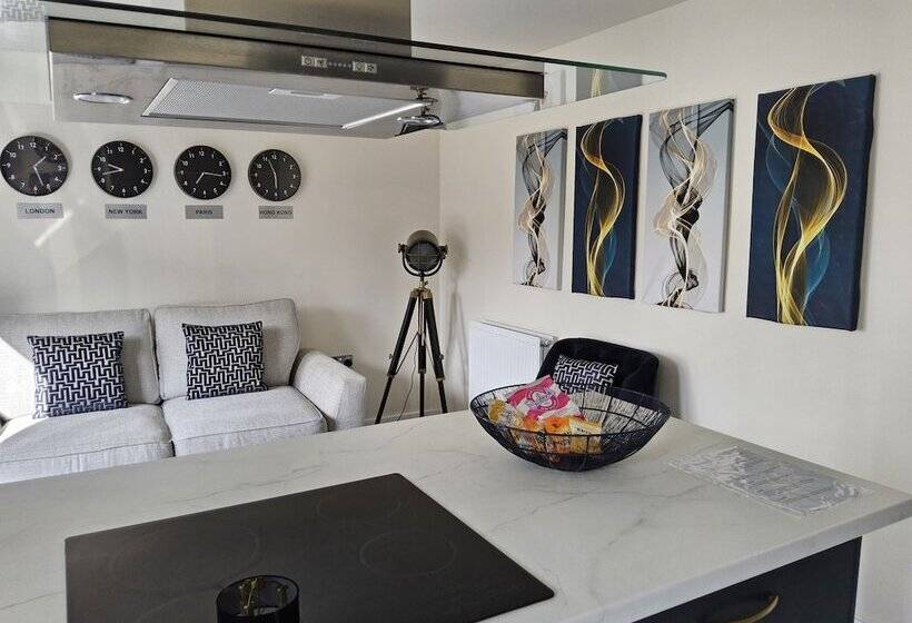 Резиденция Luxury Small Cozy House With Lake View