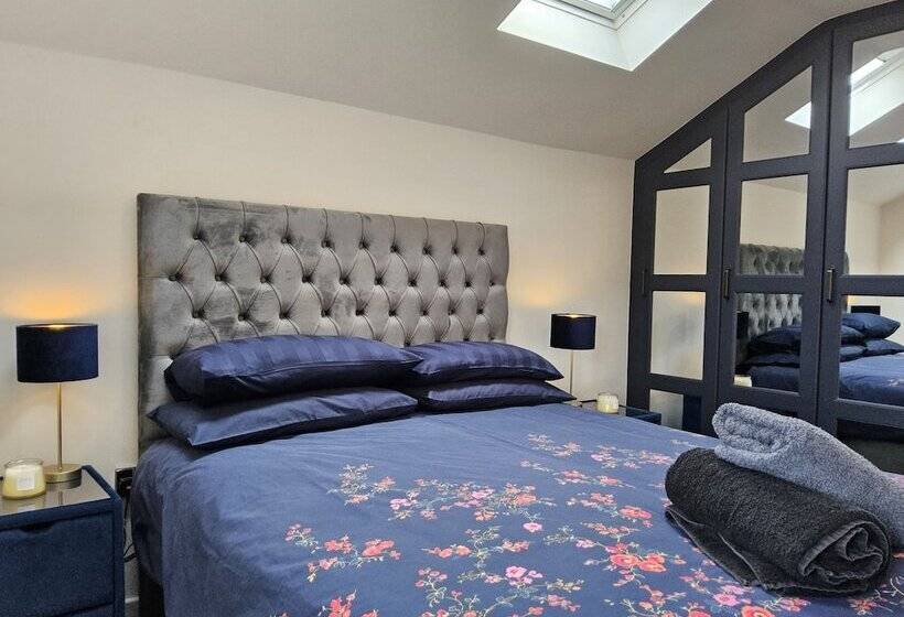 Резиденция Luxury Small Cozy House With Lake View