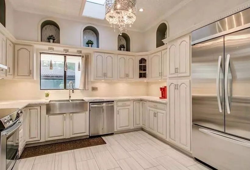 Spectacular Fountain Hills 5 Bdrm W/pool And Views