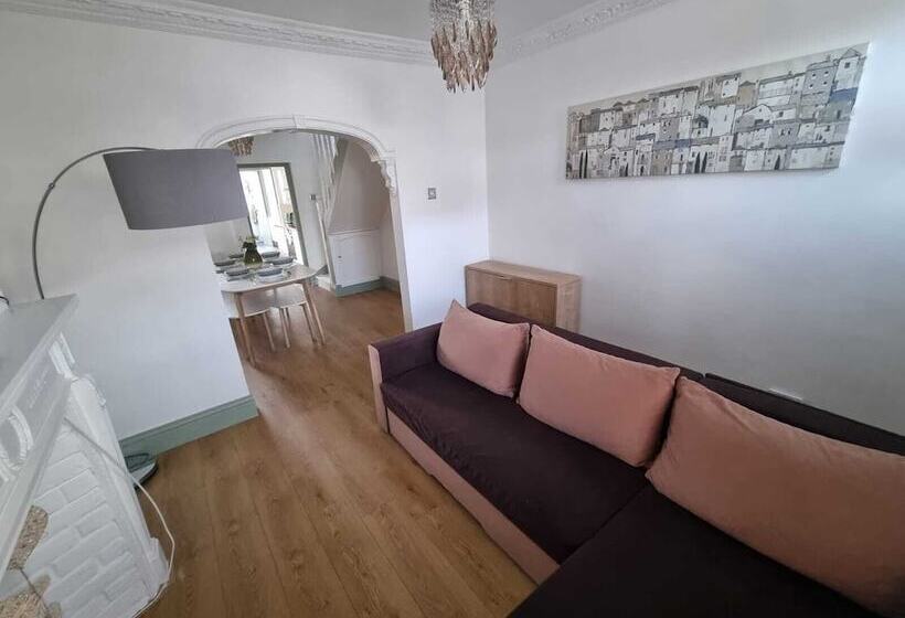 Stylishly Designed House Dartford