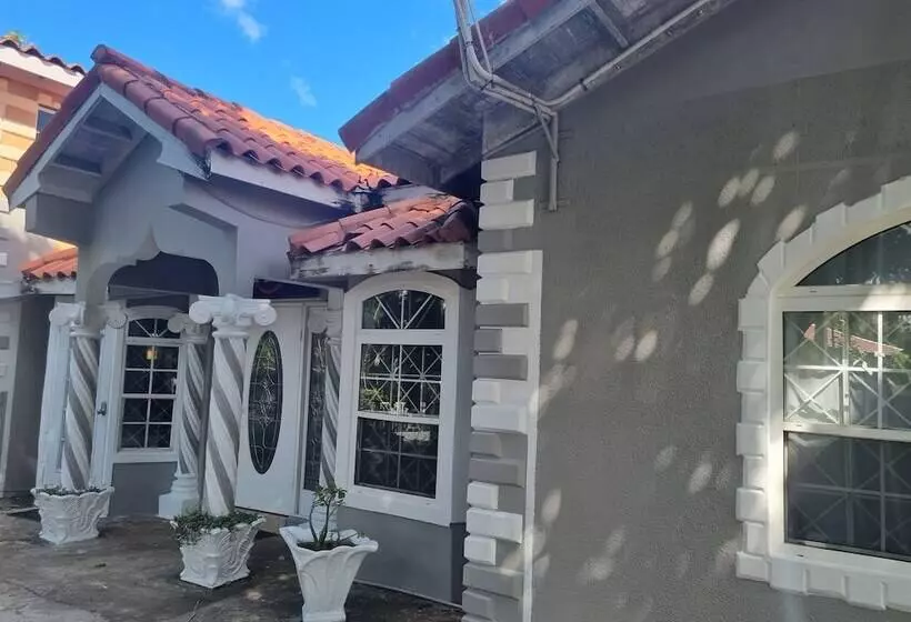 تختخواب و صبحانه Leisure Duplex At Csompo Silver Manor