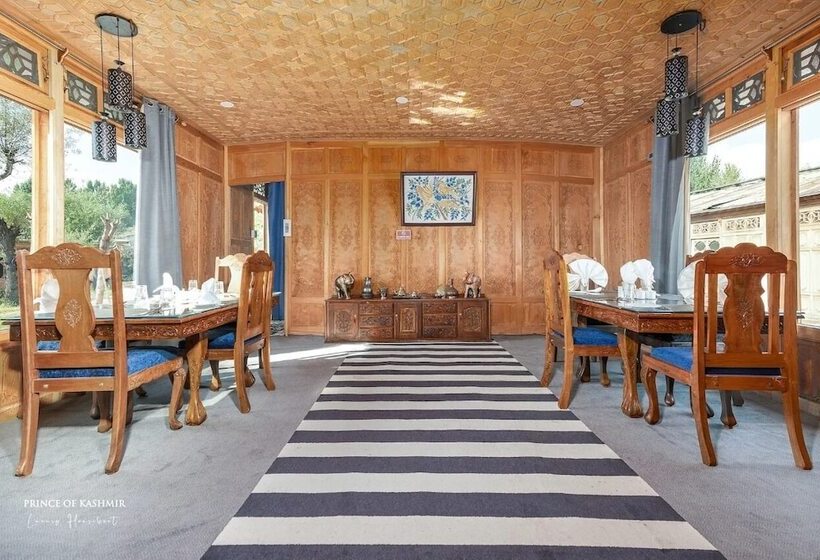 هتل Prince Of Kashmir Luxury Houseboat