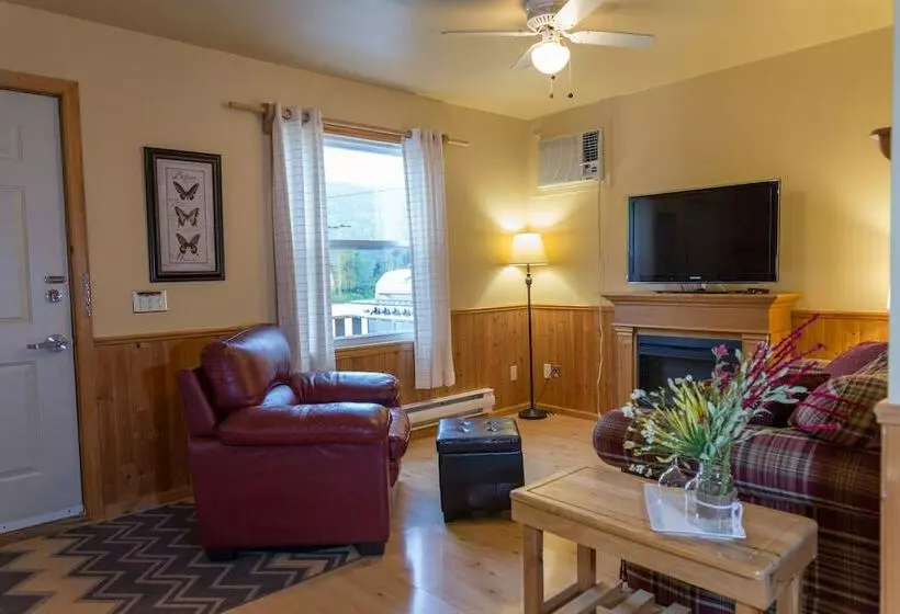 Middle Brook Cottages & Chalets