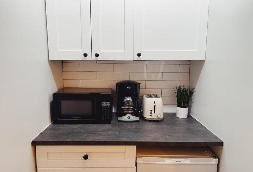 Nine20 Collins Apartments By Lowkl