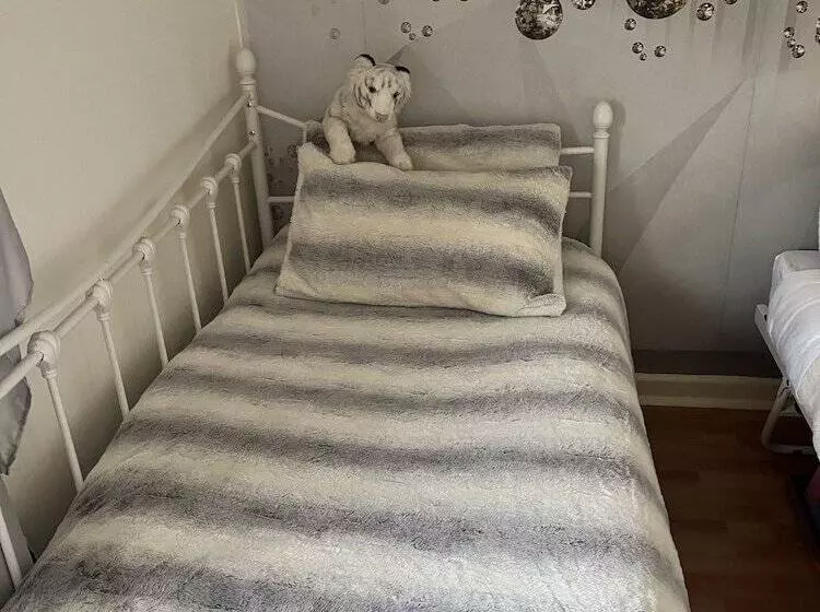 Residenssi Impeccable 2 Bed House In Weston Super Mare