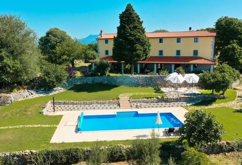 Aamiaismajoitus (B&B) Villa Calussovo