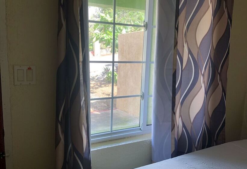 هتل Sea Coast Inn & Suites