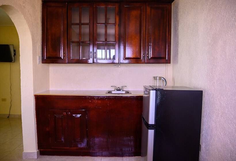 هتل Sea Coast Inn & Suites