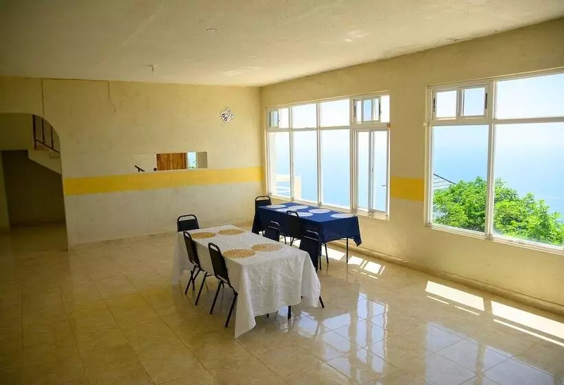 هتل Sea Coast Inn & Suites
