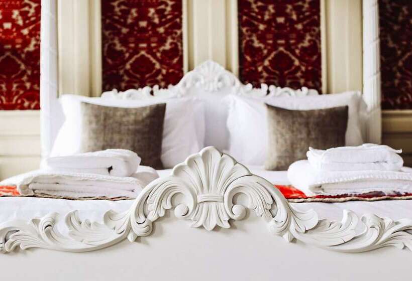 Отель The Old Crown Coaching Inn