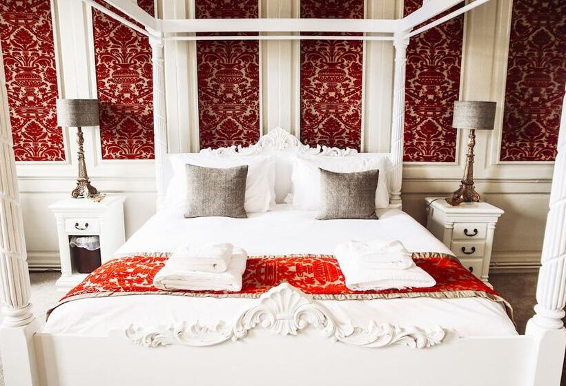 Отель The Old Crown Coaching Inn