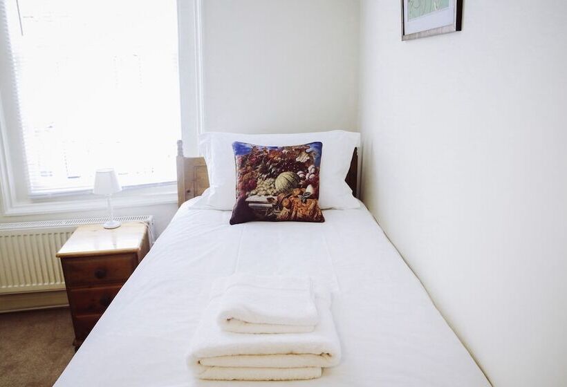 Отель The Old Crown Coaching Inn