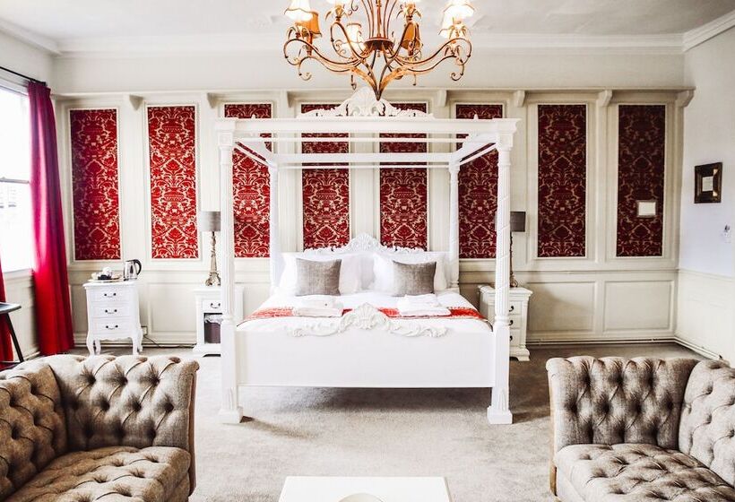 Отель The Old Crown Coaching Inn