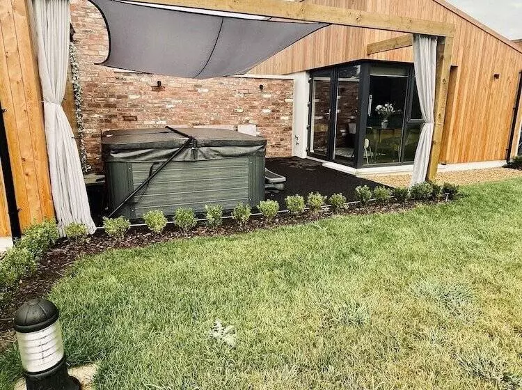 Hotelli The River Bann Retreat