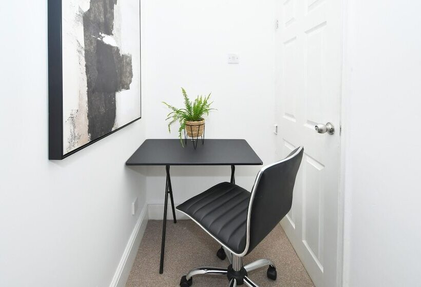 레지던스 Beautiful 3 Bed House By Ministays Stoke On Trent