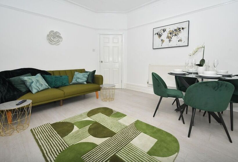 레지던스 Beautiful 3 Bed House By Ministays Stoke On Trent