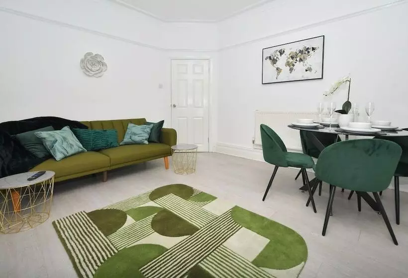 レジデンス Beautiful 3 Bed House By Ministays Stoke On Trent