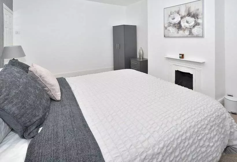 レジデンス Beautiful 3 Bed House By Ministays Stoke On Trent