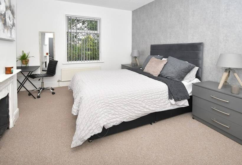 레지던스 Beautiful 3 Bed House By Ministays Stoke On Trent