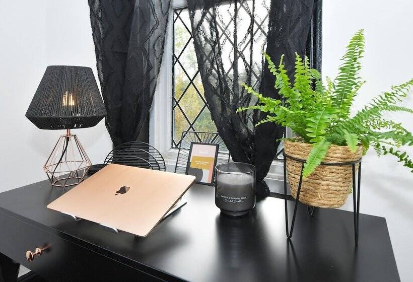 레지던스 Beautiful 3 Bed House By Ministays Stoke On Trent