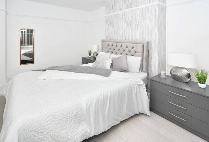 레지던스 Beautiful 3 Bed House By Ministays Stoke On Trent