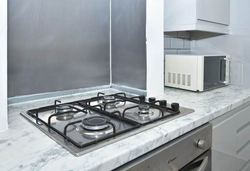 레지던스 Beautiful 3 Bed House By Ministays Stoke On Trent