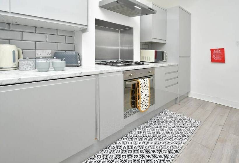 레지던스 Beautiful 3 Bed House By Ministays Stoke On Trent