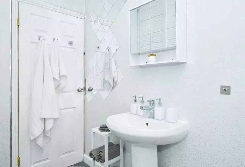 レジデンス Beautiful 3 Bed House By Ministays Stoke On Trent