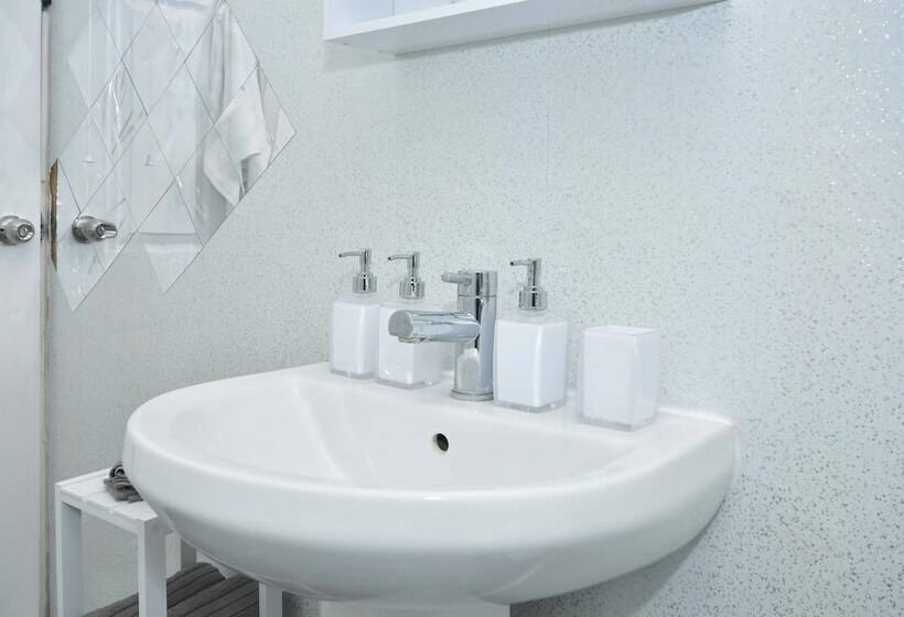 레지던스 Beautiful 3 Bed House By Ministays Stoke On Trent