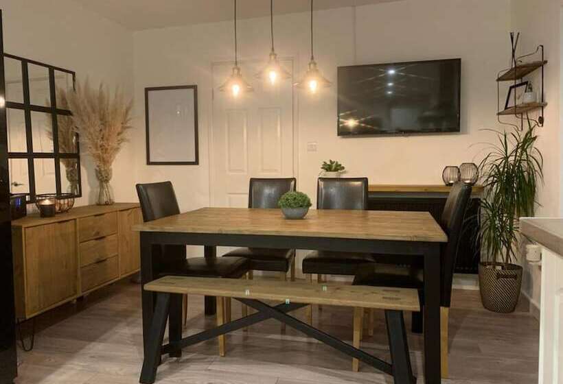 إقامة Impeccable 3 Bed Bungalow Near Launceston