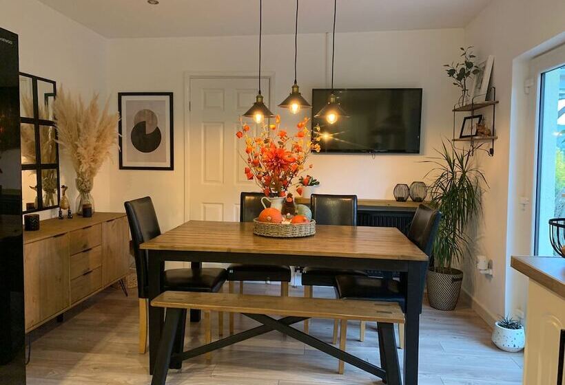 إقامة Impeccable 3 Bed Bungalow Near Launceston