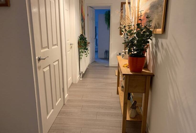 إقامة Impeccable 3 Bed Bungalow Near Launceston