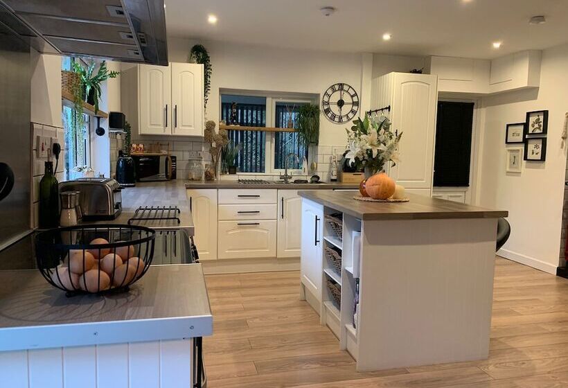 إقامة Impeccable 3 Bed Bungalow Near Launceston