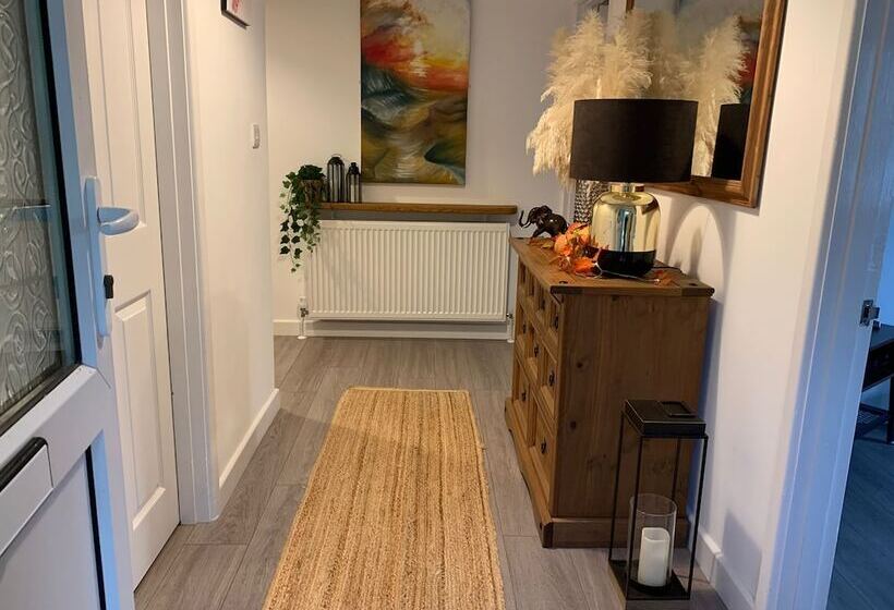 إقامة Impeccable 3 Bed Bungalow Near Launceston