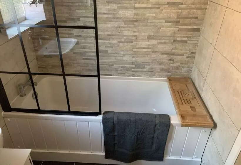 Residenssi Impeccable Bungalow In Fair Oak, Hampshire