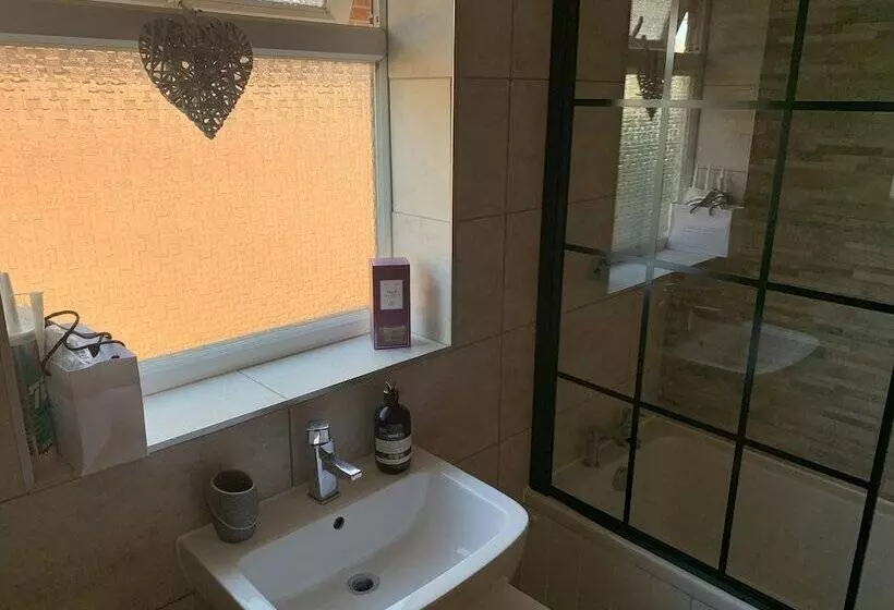 Residenssi Impeccable Bungalow In Fair Oak, Hampshire